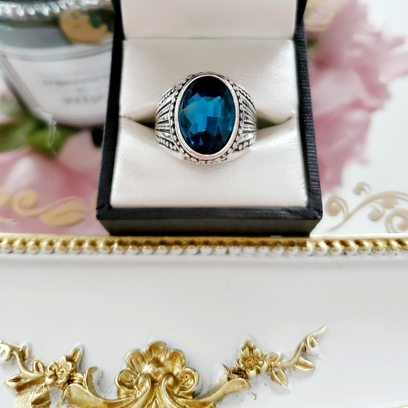 Jewelry - Gorgeous blue sapphire gemstone ring